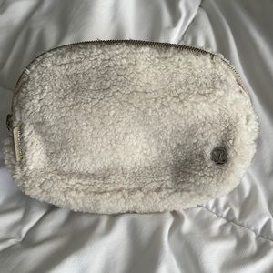 Lululemon everywhere belt bag